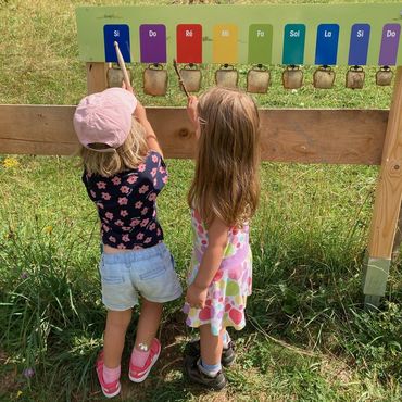 Eröffnung: Lea und Ben bei den Mutterkühen