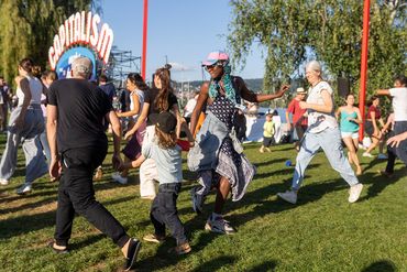 Bewegt ins Festival starten